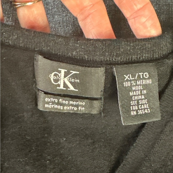 Calvin Klein women’s extra fine merino wool Black V-Neck long sleeve Sweater - Picture 5 of 9